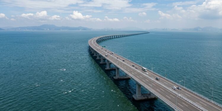 Com 64 km de extensão sobre o mar da China e inaugurada em 2018, a Ponte Hong Kong-Zhuhai-Macau é a maior travessia marítima do mundo e inclui um túnel subaquático no meio do percurso