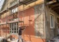 Quanto custa pintar a fachada de uma casa em 2026 e por que lavar, corrigir trincas e selar a parede pode sair mais caro que a tinta