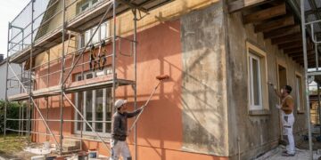 Quanto custa pintar a fachada de uma casa em 2026 e por que lavar, corrigir trincas e selar a parede pode sair mais caro que a tinta