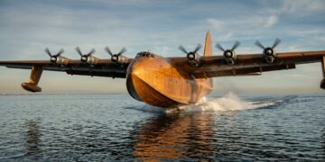 O avião de madeira de 180 toneladas que fez apenas 1 voona história porque os engenheiros ficaram sem metal durante a guerra