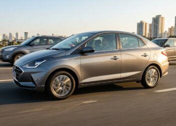 O sedã compacto com motor turbo tenta provar que economia não precisa vir acompanhada de desempenho sem graça na estrada