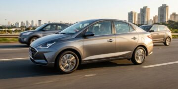 O sedã compacto com motor turbo tenta provar que economia não precisa vir acompanhada de desempenho sem graça na estrada