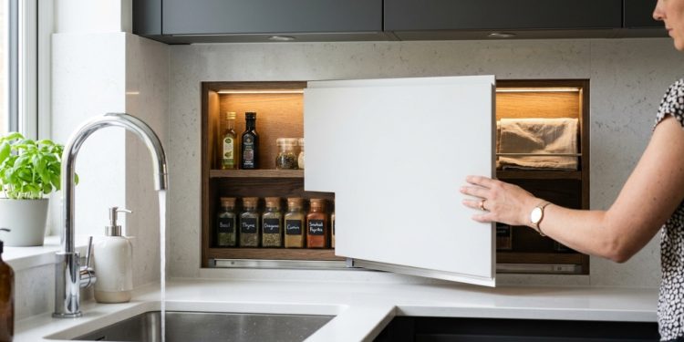 Quanto custa criar um painel deslizante para guardar temperos e ganhar espaço na cozinha