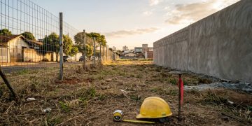 Custo de cercar um terreno de 300 m² em 2026