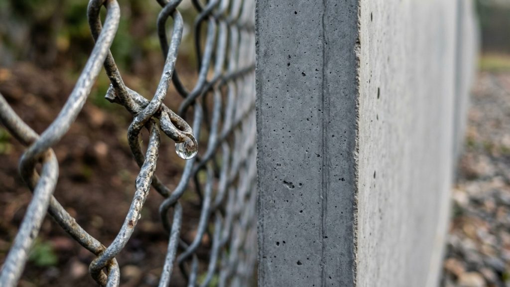 Custo de cercar um terreno de 300 m² em 2026