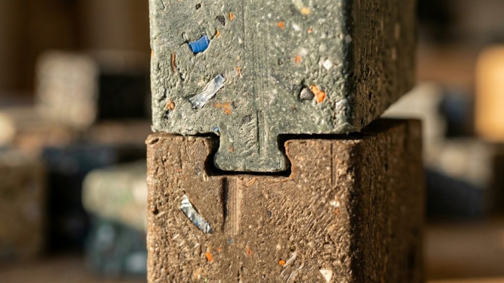 Tijolos de plástico reciclado que permitem construir uma casa em cinco dias
