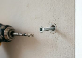 Como colocar bucha na parede com truque caseiro para fixar firme