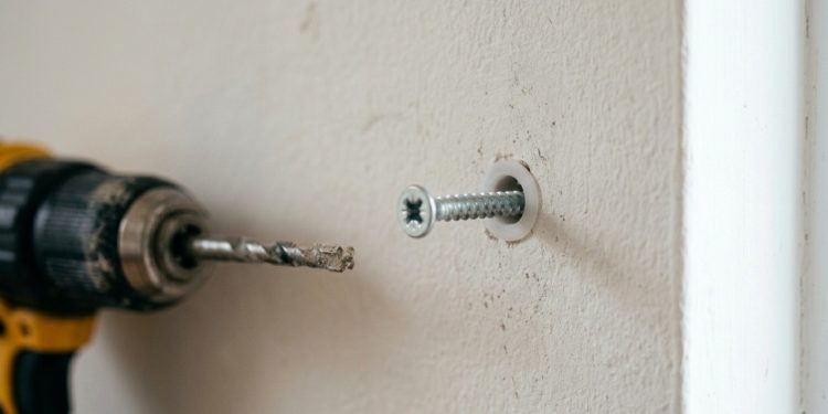 Como colocar bucha na parede com truque caseiro para fixar firme