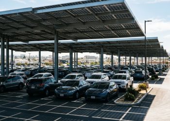 França, Estados Unidos e Canadá transformam estacionamentos em áreas de energia e sombra