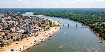 Portal da Amazônia com praias de água doce que surgem entre julho e setembro: expansão demográfica notável marca este ponto maranhense