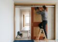 Quanto um instalador cobra para colocar porta de correr em um quarto pequeno em 2026, e por que trilho, parede e acabamento mudam o preço