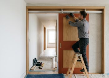 Quanto um instalador cobra para colocar porta de correr em um quarto pequeno em 2026, e por que trilho, parede e acabamento mudam o preço