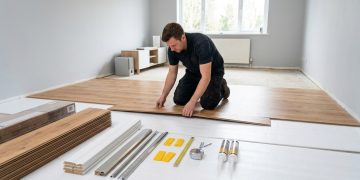 Quanto um profissional cobra para instalar piso laminado em toda a casa em 2026, e o que ninguém avisa sobre o contrapiso