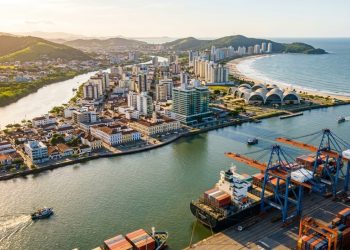A Capital Nacional da Pesca por lei federal tem o maior PIB per capita de Santa Catarina e sete praias de Mata Atlântica
