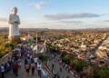 A cidade que nasceu de um suposto milagre é o segundo maior destino de romarias do Brasil e recebe milhões de fiéis por ano