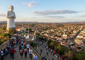 A cidade que nasceu de um suposto milagre é o segundo maior destino de romarias do Brasil e recebe milhões de fiéis por ano