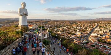 A cidade que nasceu de um suposto milagre é o segundo maior destino de romarias do Brasil e recebe milhões de fiéis por ano
