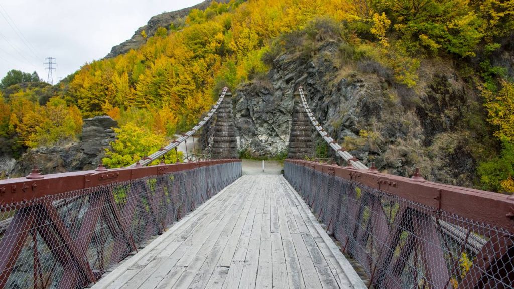 A histórica ponte pênsil de 91 metros erguida em 1880 que virou o primeiro ponto comercial de salto de bungy jump do planeta em 1988