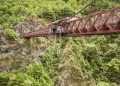 A histórica ponte pênsil de 91 metros erguida em 1880 que virou o primeiro ponto comercial de salto de bungy jump do planeta em 1988