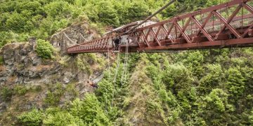 A histórica ponte pênsil de 91 metros erguida em 1880 que virou o primeiro ponto comercial de salto de bungy jump do planeta em 1988