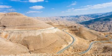 A milenar rota de 280 km que cruza o deserto da Jordânia há mais de 3.000 anos, revelando sítios arqueológicos e desfiladeiros bíblicos