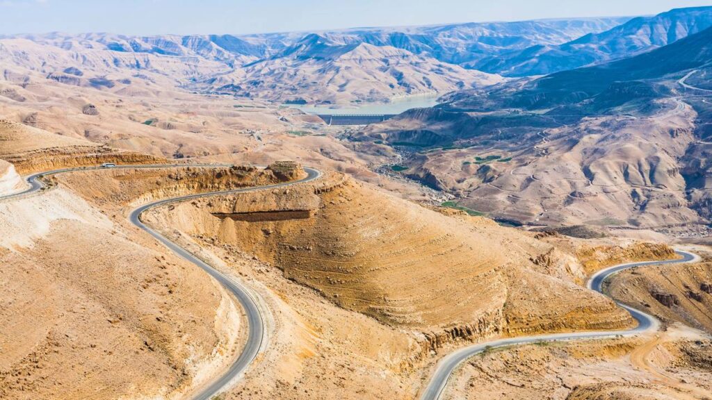 A milenar rota de 280 km que cruza o deserto da Jordânia há mais de 3.000 anos, revelando sítios arqueológicos e desfiladeiros bíblicos