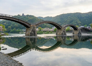 Erguida originalmente em 1673, esta ponte japonesa de cinco arcos destaca-se pelo uso de técnicas complexas de carpintaria tradicional e encaixes de madeira