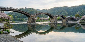 Erguida originalmente em 1673, esta ponte japonesa de cinco arcos destaca-se pelo uso de técnicas complexas de carpintaria tradicional e encaixes de madeira