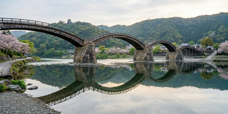Erguida originalmente em 1673, esta ponte japonesa de cinco arcos destaca-se pelo uso de técnicas complexas de carpintaria tradicional e encaixes de madeira