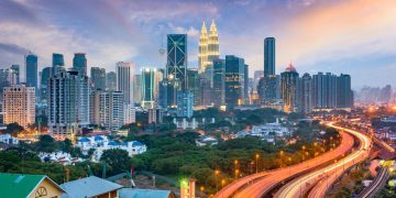 Cidade asiática abriga as famosas torres gêmeas de 452 metros de altura e preserva uma floresta tropical nativa protegida em pleno centro urbano