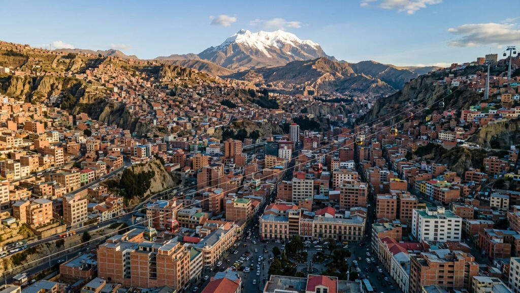 Cidade situada a 3.640 metros de altitude é a capital administrativa mais alta do mundo e surpreende pela sua geografia montanhosa. Descrição
