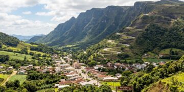 Descoberta por tropeiros que acharam carvão por acaso: a cidade catarinense guarda uma das estradas mais cênicas de todo o país