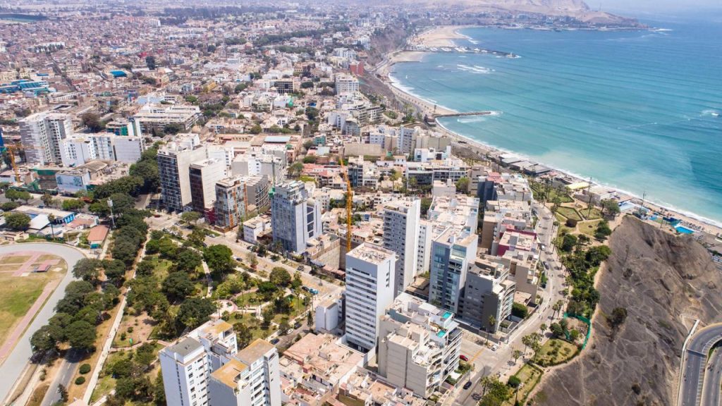A vibrante metrópole litorânea consagrada como a capital gastronômica das Américas, que encanta por seus parques suspensos sobre o oceano