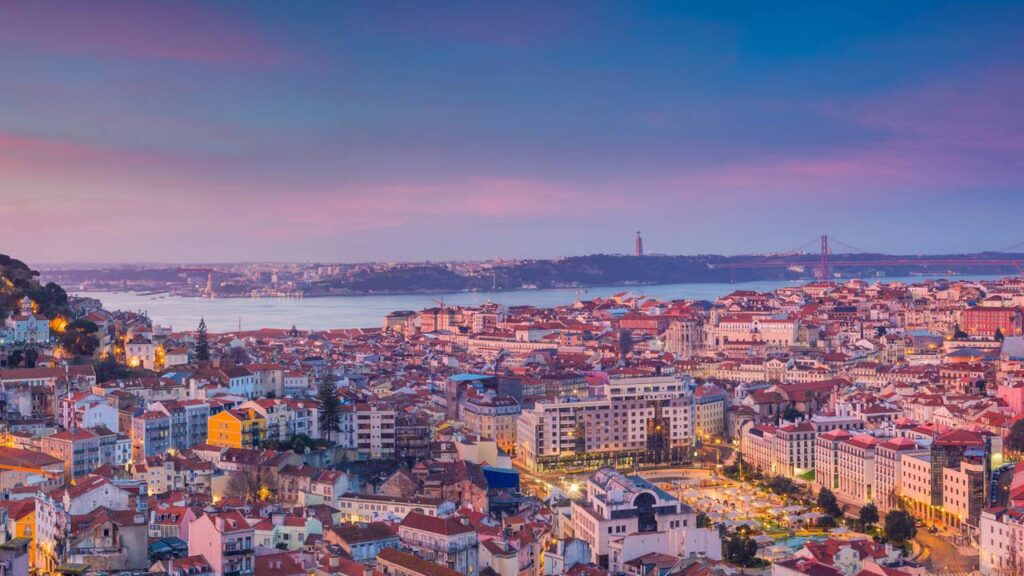 Distribuída por 7 colinas e capital desde 1256, a cidade litorânea une ladeiras milenares e uma das maiores pontes da Europa sobre o rio Tejo