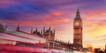 Cidade histórica fundada no ano 43 d.C. que foi a sede do Império Britânico abriga palácios reais e o Big Ben às margens do rio Tâmisa