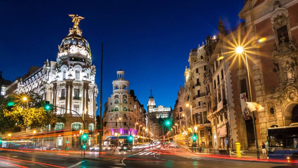 Abrigando um palácio de 3.418 salas, a capital europeia lidera em segurança e exibe 125 hectares de puro verde no centro urbano