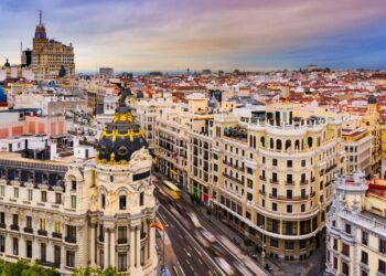 Abrigando um palácio de 3.418 salas, a capital europeia lidera em segurança e exibe 125 hectares de puro verde no centro urbano