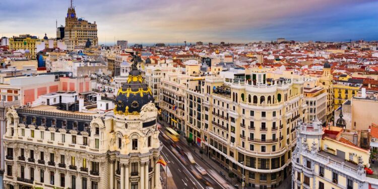 Abrigando um palácio de 3.418 salas, a capital europeia lidera em segurança e exibe 125 hectares de puro verde no centro urbano
