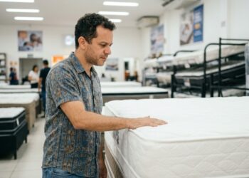 Quanto custa um colchão de espuma D33 e por que a densidade no rótulo define se ele dura 3 anos ou 10