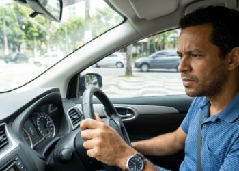 O que significa a sigla CVT na transmissão do carro e por que alguns motoristas sentem que o motor fica acelerado mesmo sem o carro andar rápido