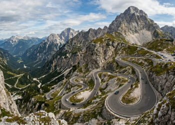 Aos 2.055 metros de altura, a via alpina de 1938 testa motoristas com curvas muito estreitas e penhascos rochosos perigosos
