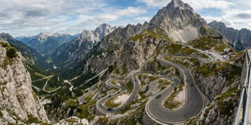 Aos 2.055 metros de altura, a via alpina de 1938 testa motoristas com curvas muito estreitas e penhascos rochosos perigosos