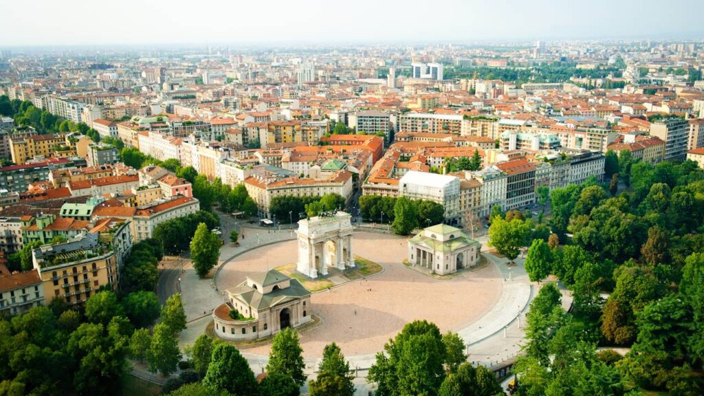 A elegante metrópole da moda famosa pela catedral com 135 agulhas de mármore, unindo o dinamismo financeiro com parques e alta qualidade de vida