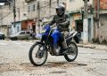 A aventureira de média cilindrada da Yamaha entrega 35 km por litro e traz suspensão reforçada contra crateras por 25 mil reais