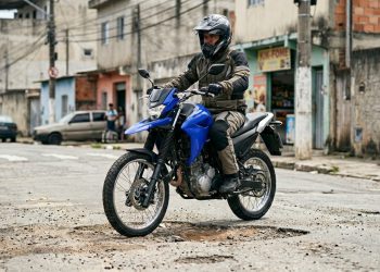 A aventureira de média cilindrada da Yamaha entrega 35 km por litro e traz suspensão reforçada contra crateras por 25 mil reais