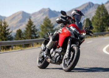 A aventureira italiana de 937 cc quer vender estrada longa, eletrônica e conforto sem perder o temperamento de moto esportiva