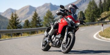 A aventureira italiana de 937 cc quer vender estrada longa, eletrônica e conforto sem perder o temperamento de moto esportiva