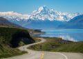 A deslumbrante rodovia de 55 km que margeia as águas azuis do lago Pukaki e oferece uma visão monumental do pico mais alto da Nova Zelândia