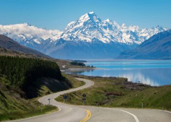 A deslumbrante rodovia de 55 km que margeia as águas azuis do lago Pukaki e oferece uma visão monumental do pico mais alto da Nova Zelândia