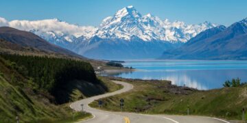 A deslumbrante rodovia de 55 km que margeia as águas azuis do lago Pukaki e oferece uma visão monumental do pico mais alto da Nova Zelândia